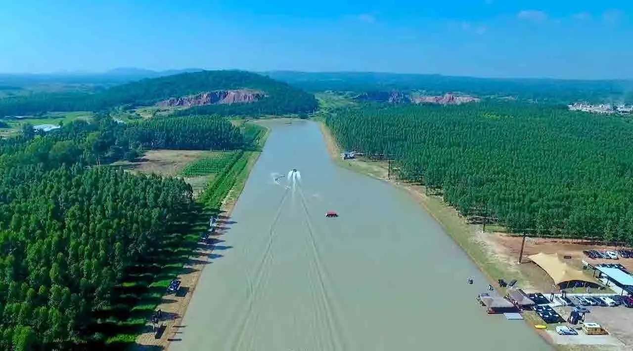 Lago Manene visto desde arriba, con bote navegando entre árboles